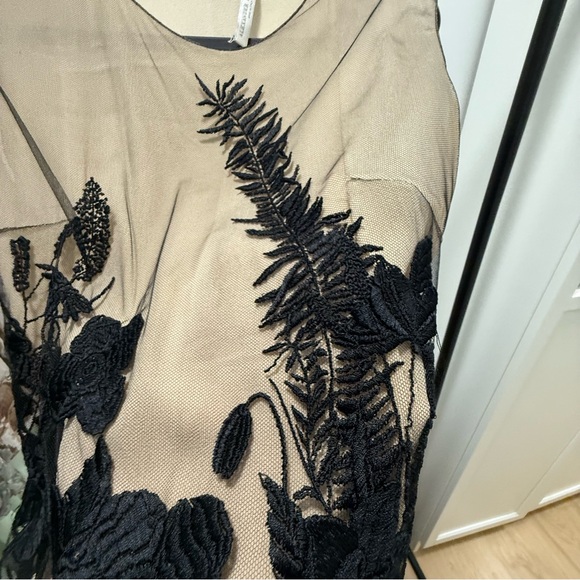 Alexander McQueen Elegant Black Floral Embroidered Silk Top - Picture 4 of 16